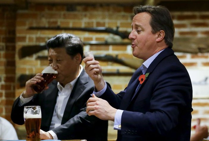 Cameron ve Çin lideri Şi Cinping'in bira keyfi