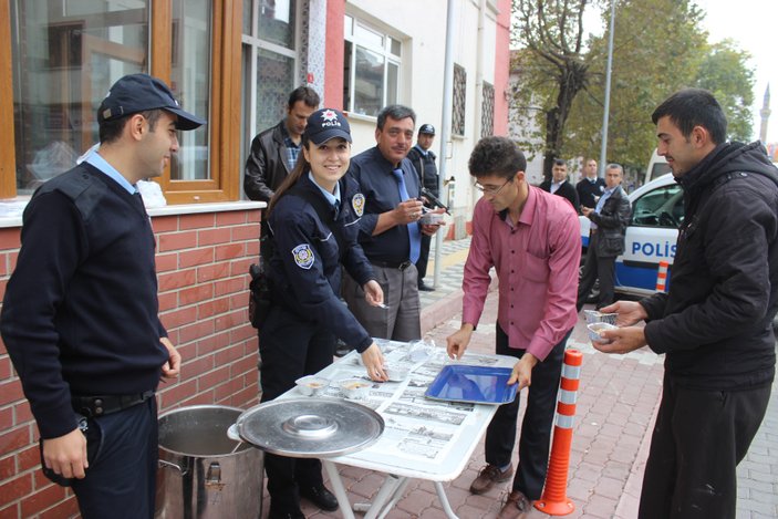 Kütahya'da polisler vatandaşa aşure dağıttı