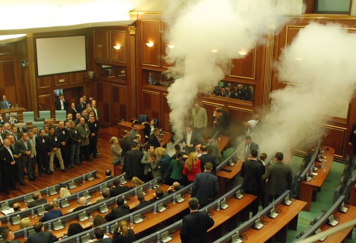 Kosova'da Meclis'e gaz attılar