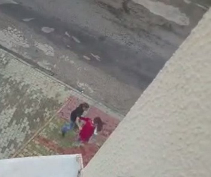 Kucağında bebek olan kadına sokak ortasında dayak İZLE