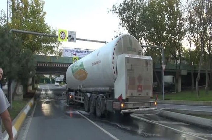 İstanbul'da doğalgaz yüklü tanker alt geçitte sıkıştı