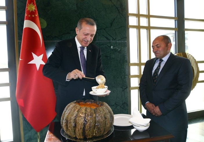 Cumhurbaşkanı Erdoğan muhtarlara aşure ikram etti
