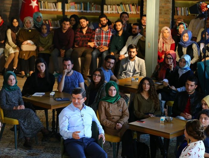 Başbakan Davutoğlu gençlerle bir araya geldi