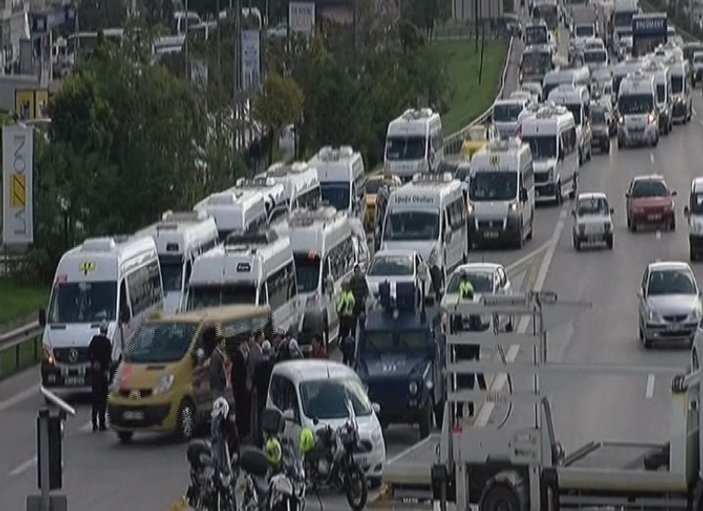 Maltepe'de servis şoförleri karayolunu kapattı
