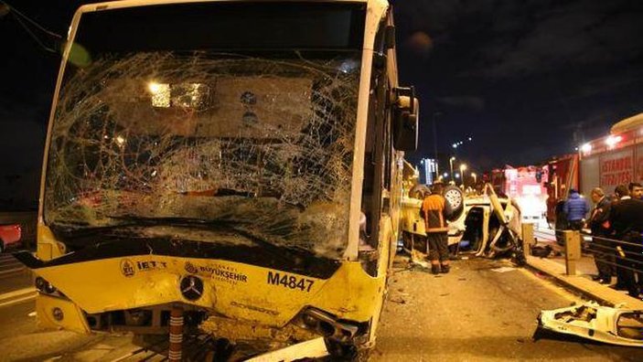 Kadıköy'de otomobil metrobüs kazası: 5 ölü