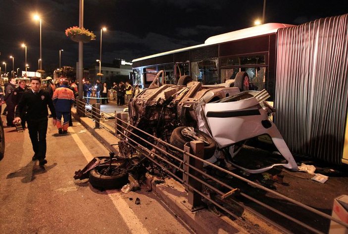 Kadıköy'de otomobil metrobüs kazası: 5 ölü