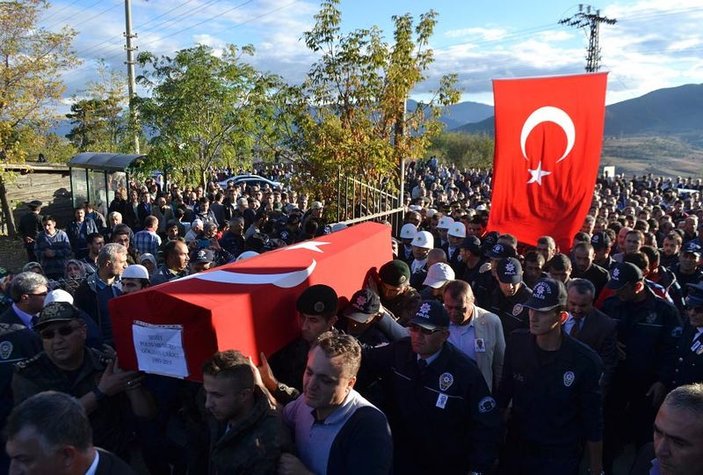 Diyarbakır'da şehit olan polis toprağa verildi