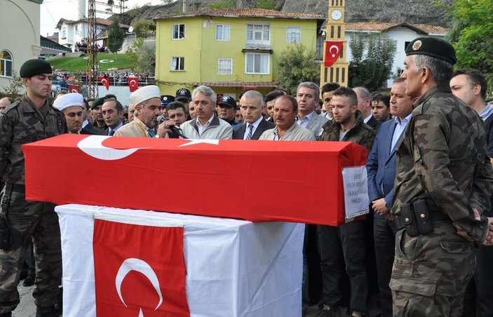 Diyarbakır'da şehit olan polis toprağa verildi