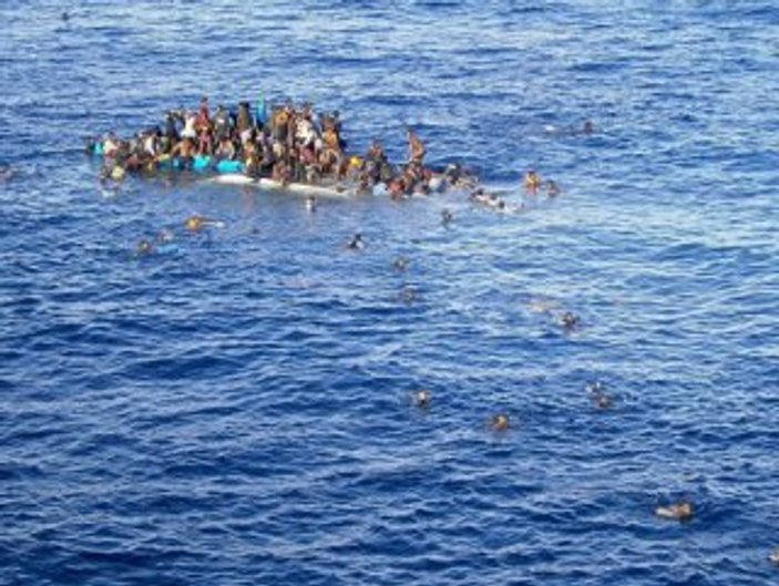 Ege Denizi'nde 250 göçmeni taşıyan tekne battı