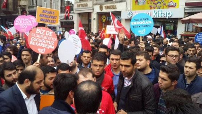 AK Partili gençler İstiklal Caddesi'nde yürüdü