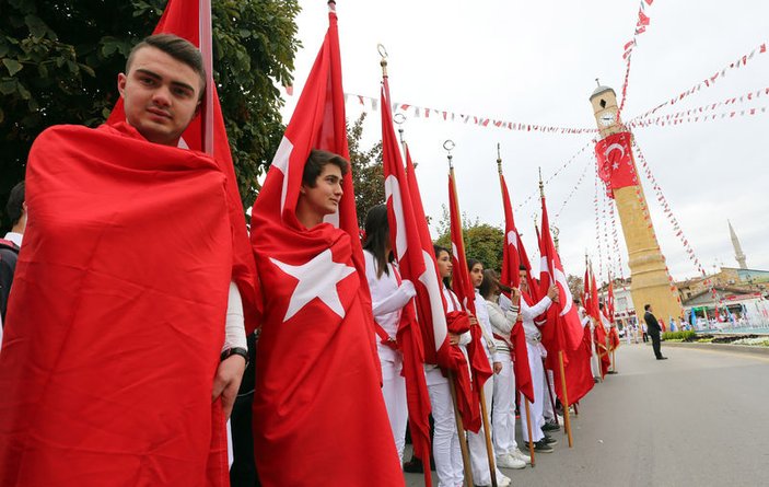 Çorum'da üşüyen öğrenciler Türk bayrağına sarıldı