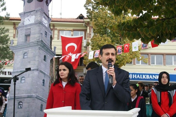 Çorum'da üşüyen öğrenciler Türk bayrağına sarıldı