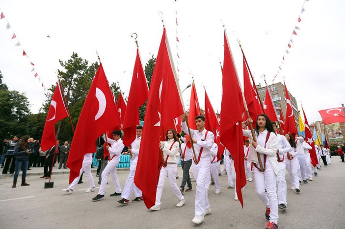 Çorum'da üşüyen öğrenciler Türk bayrağına sarıldı