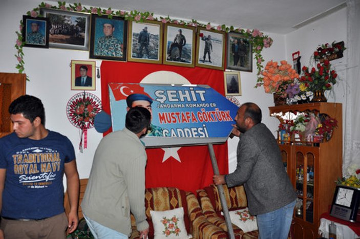 HDP pankartının altında kalan şehit tabelası söküldü
