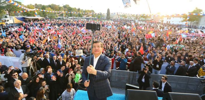Başbakan Davutoğlu'ndan Konya selfiesi