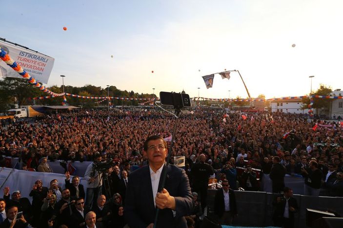 Başbakan Davutoğlu'ndan Konya selfiesi