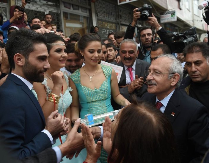 Kemal Kılıçdaroğlu genç çiftin nişan yüzüğünü taktı