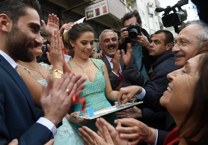 Kemal Kılıçdaroğlu genç çiftin nişan yüzüğünü taktı