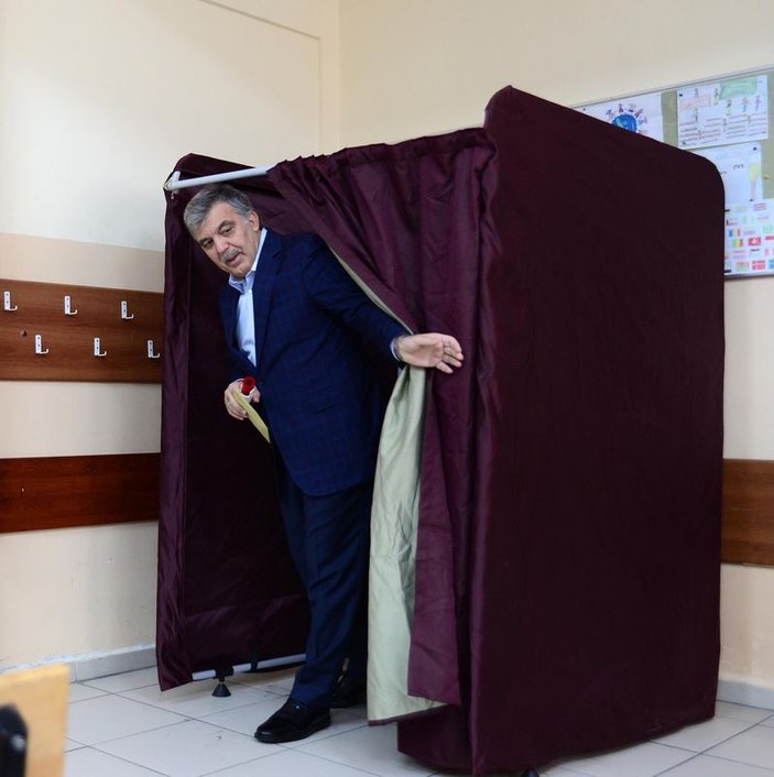 Abdullah Gül AK Parti'yi işaret etti