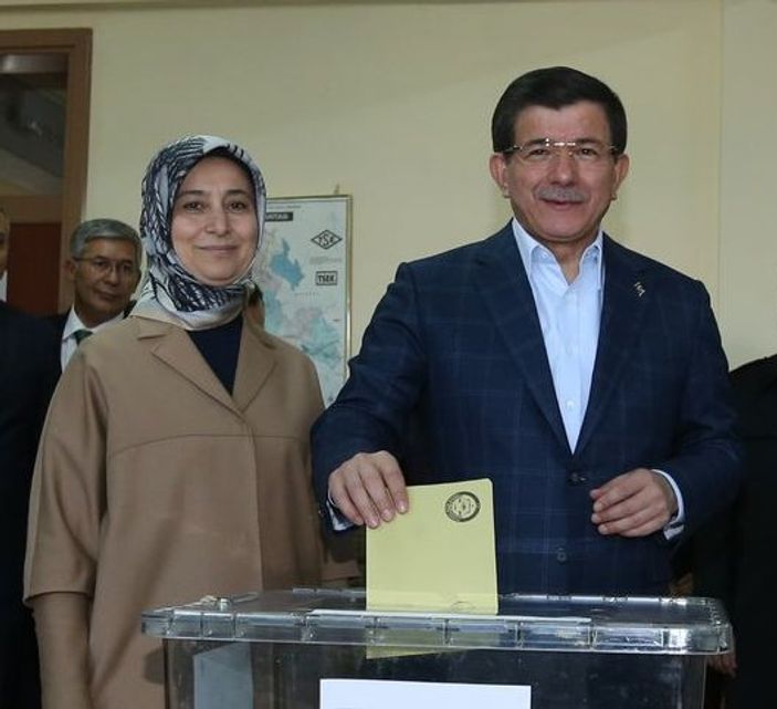 Davutoğlu'nun oy kullandığı sandıkta AK Parti birinci