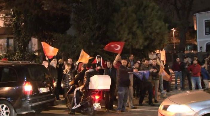 Erdoğan'ın evinin önünde sevinç gösterileri