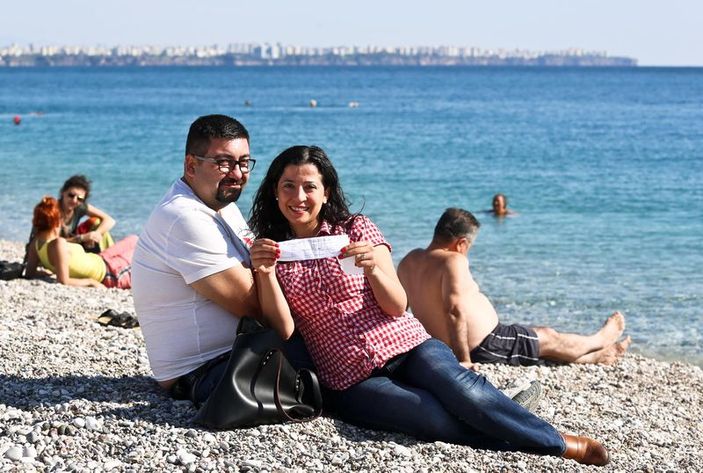 Antalyalılar oy kullanıp denize girdi