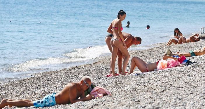 Antalyalılar oy kullanıp denize girdi