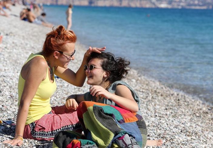 Antalyalılar oy kullanıp denize girdi