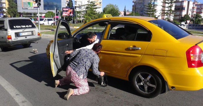 Hayvansever Antalyalı kedi için trafiği durdurdu