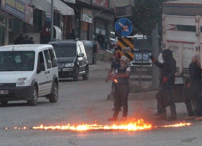Şemdinli'de halk barikat kuran PKK'lıları taşla kovaladı İZLE