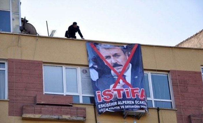 Alperen Ocakları Destici'nin istifası için pankart astı