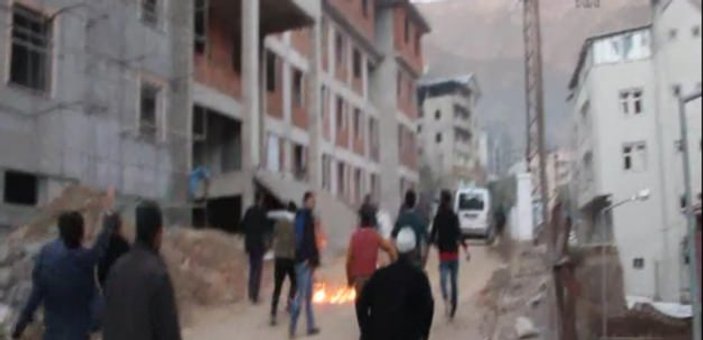 Şemdinli'de halk barikat kuran PKK'lıları taşla kovaladı İZLE