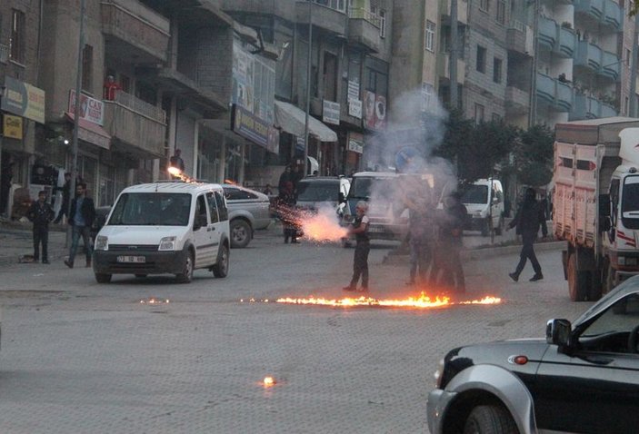 Şemdinli'de halk barikat kuran PKK'lıları taşla kovaladı İZLE