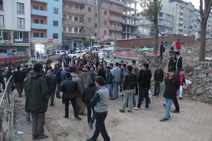 Şemdinli'de halk barikat kuran PKK'lıları taşla kovaladı İZLE