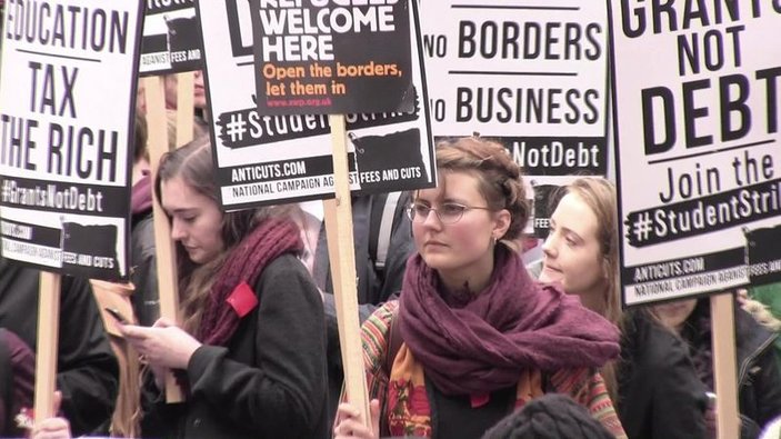 Londra'da parasız eğitim protestosu