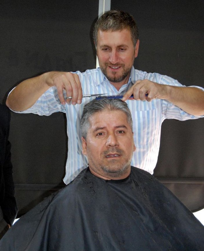 MHP'li Talat Yılmaz iddiayı kaybedince saçlarını kestirdi
