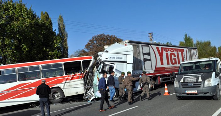 Kayseri'de TIR belediye otobüsüne çarptı: 2 ölü