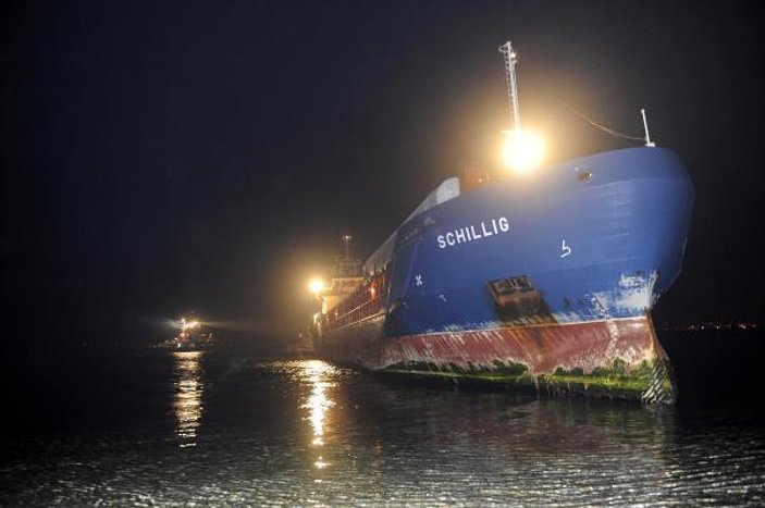 Çanakkale Boğazı'nda yük gemisi karaya oturdu