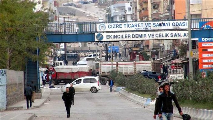 Cizre'de yol kesen PKK'lılara tepki