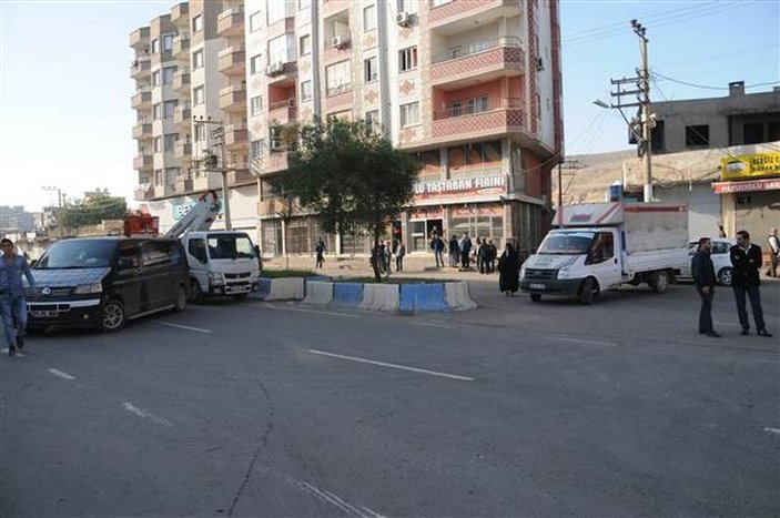 Cizre'de yol kesen PKK'lılara tepki