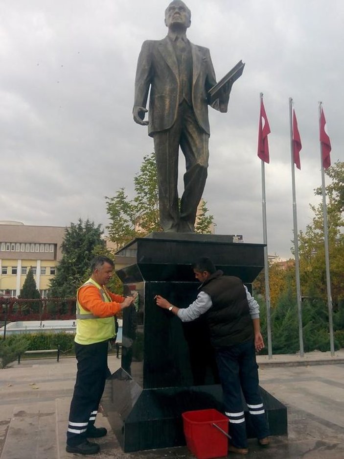 Atatürk büstüne aşk yazısı yazıldı