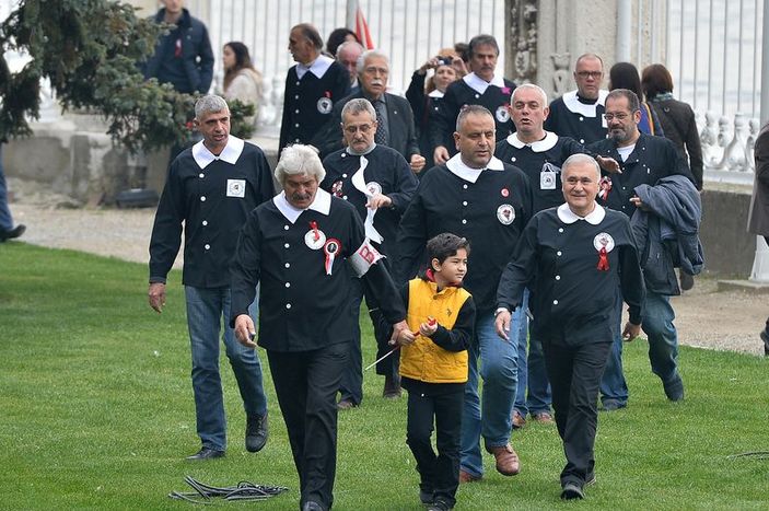 Siyah önlükler giyip andımızı söylediler