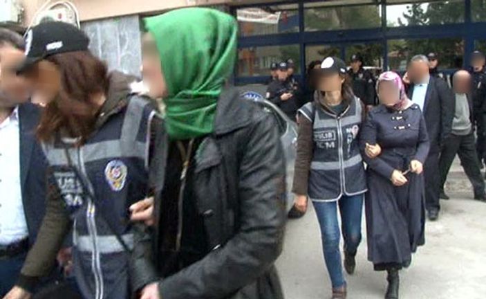 Cemaat başörtülülere kelepçe taktı