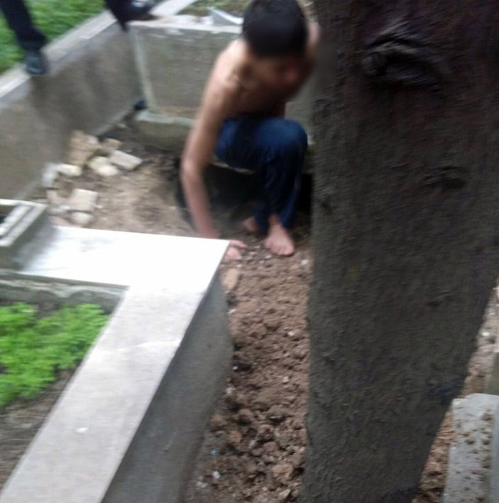 Suriyeli genç diş çalmak için kazdığı mezarlığa düştü