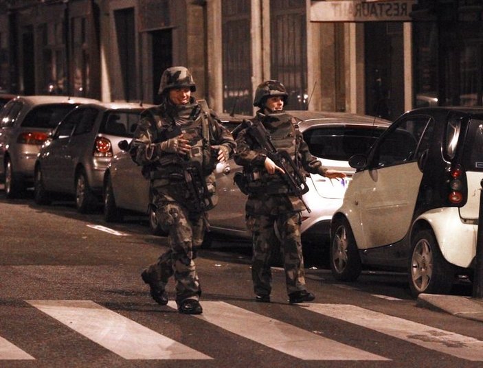 Paris'te asker sokağa indi