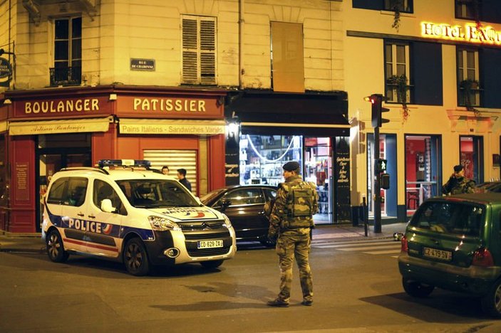Paris'te asker sokağa indi