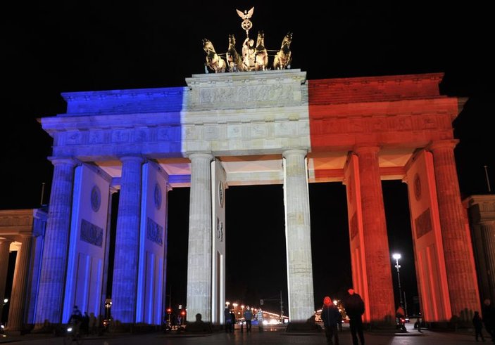 Brandenburg Kapısı Fransız bayrağıyla ışıklandırıldı