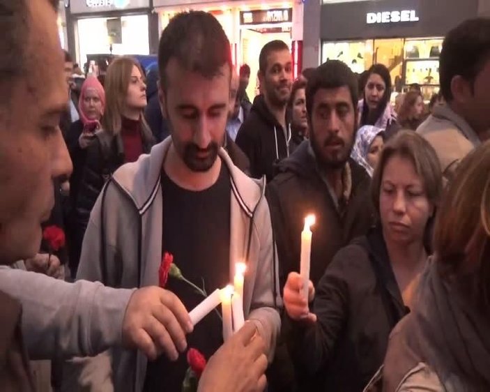 Taksim'de Paris'te ölenler için mum yaktılar