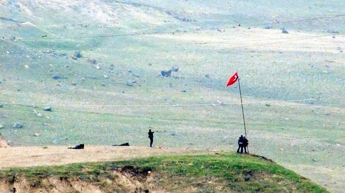 Cizre'de Çarkendal Tepesi'ndeki PKK flaması indirildi