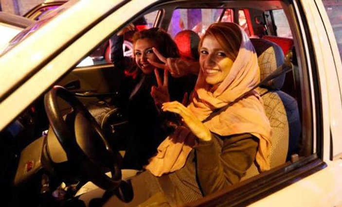 İran'da başörtüsüz araç kullananların araçları alınacak